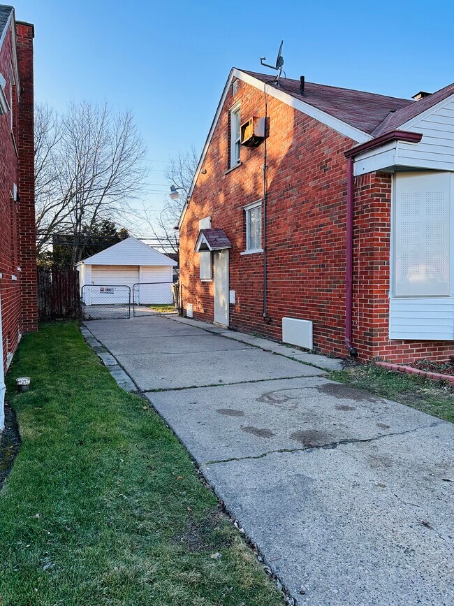Building Photo - 18071 Albion Ave