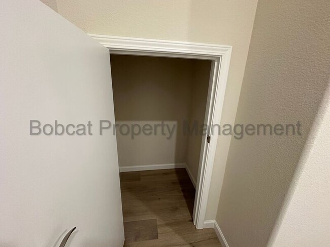 Building Photo - 862 Furlong Dr