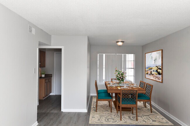 Building Photo - Hillcrest Apartments