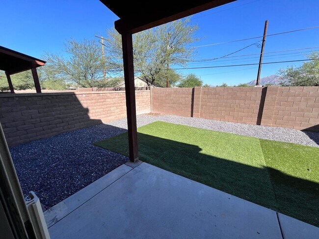 Building Photo - Central- FURNISHED 4 bedroom/ 3 bathroom h...