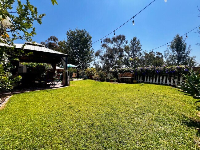 Building Photo - LAKE ACCESS!! Beautiful 4 bedroom 2 bath House, adorable front/back yard