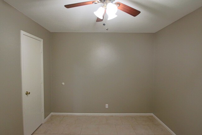 Building Photo - Spacious 2 Bedroom 1.5 Bath Rental on a Co...