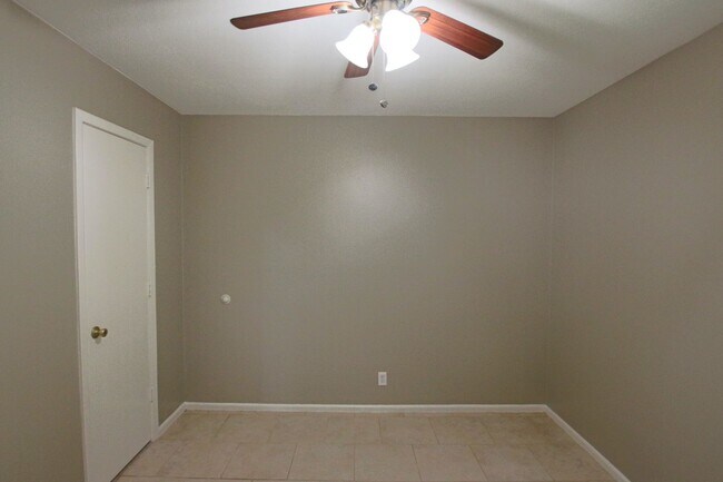 Building Photo - Spacious 2 Bedroom 1.5 Bath Rental on a Corner Lot! Tour Today!