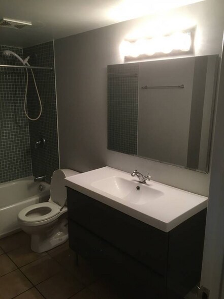 Building Photo - 1255 N Damen Ave