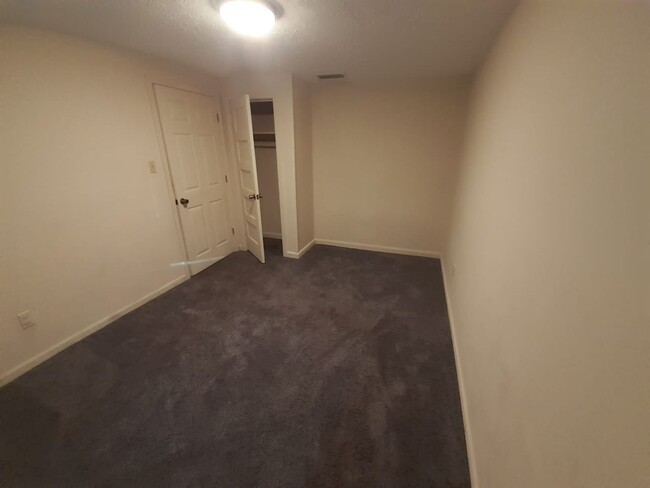 Building Photo - 306 Celery Ave S