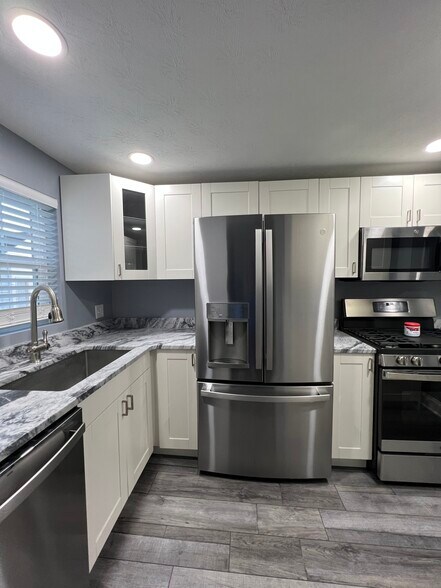 Stainless steel appliances in kitchen - 1157 S Prairie St