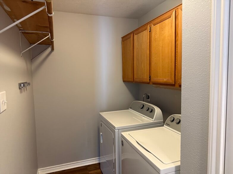 Building Photo - 1802 Sara Dr