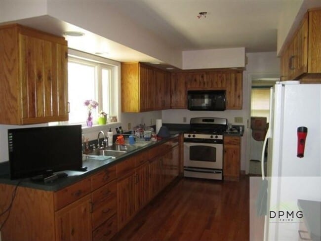 Building Photo - 9310 Oakdale Dr