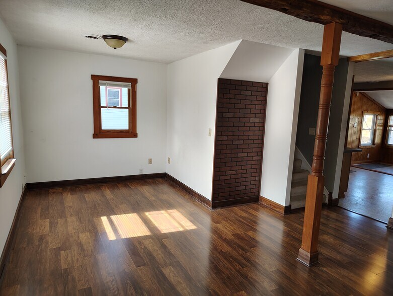 Building Photo - 337 1/2 W South St