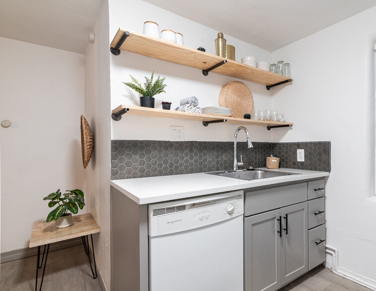 casita - 221 Girard Blvd SE