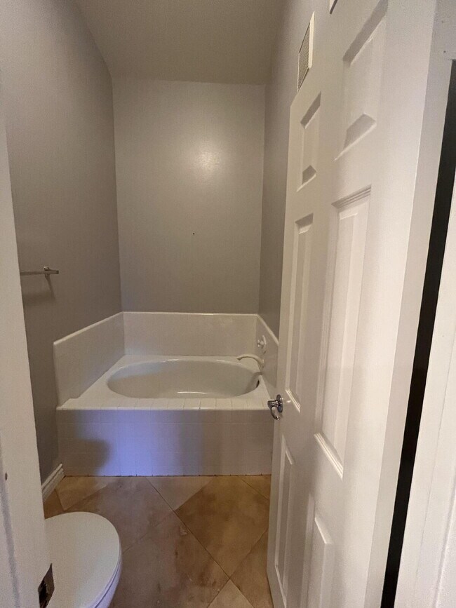 Building Photo - $3,800 - 2 Bed / 2.5 Bath Townhouse in the Crest Del Mar community