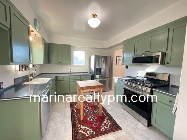 Building Photo - Welcome to this stunning 3 Bedroom 2 Bath ...