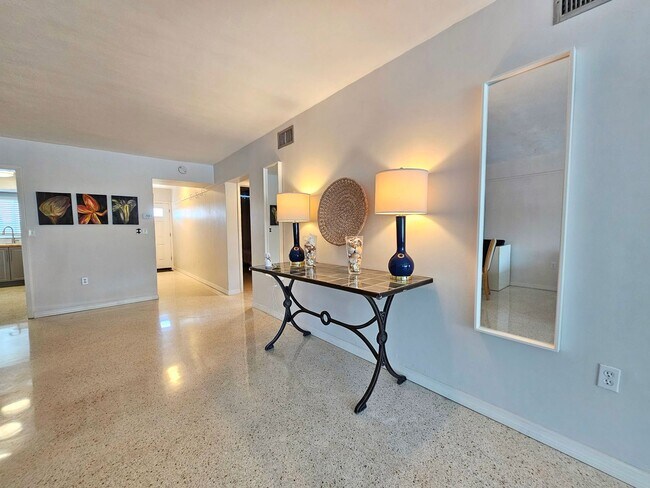 Building Photo - Fully Furnished 2 Bedroom 2 Bath St. Pete ...