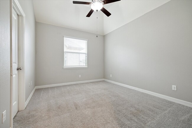 Building Photo - 430 N Live Oak St