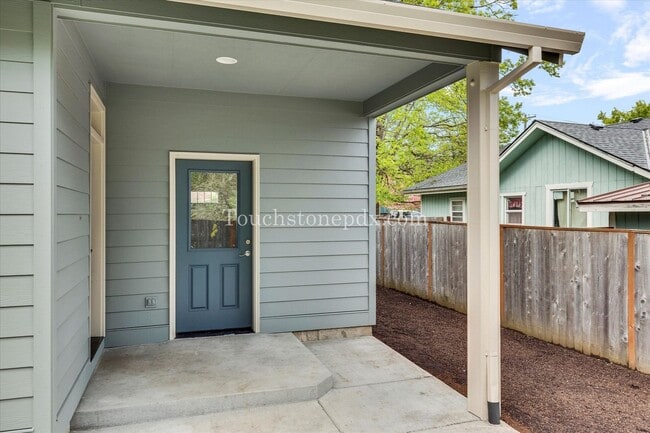 Building Photo - Radiant 3-bedroom Home in Downtown Canby