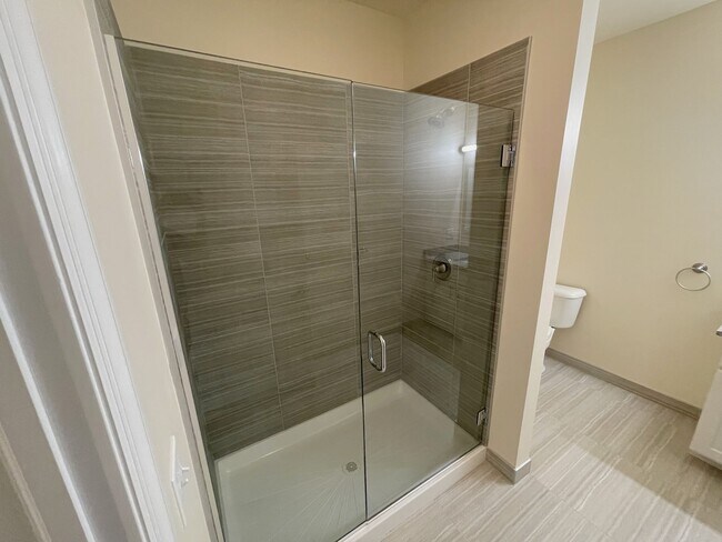 Building Photo - Stylish 1-Bed • 819 Sq. Ft. • Free Interne...