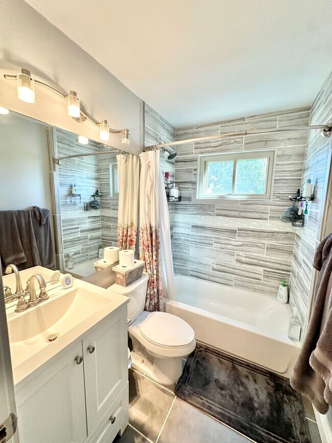 Building Photo - Move in ready home in 80918!