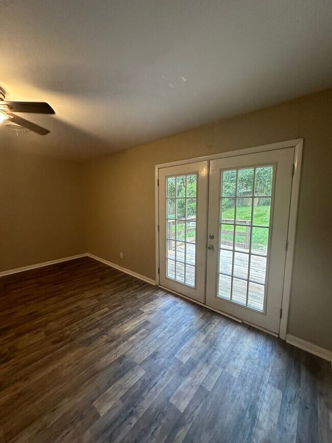 Building Photo - 3 Bedroom 2 Bath home located just off Oca...