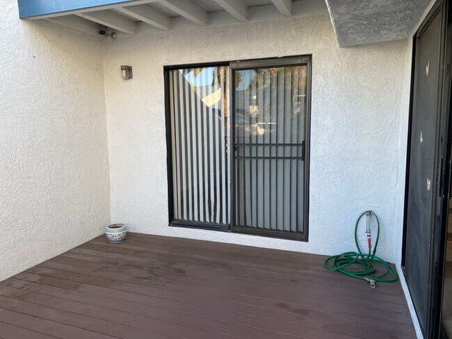 Building Photo - Well maintained Harbor Bay townhome. 2 bed...