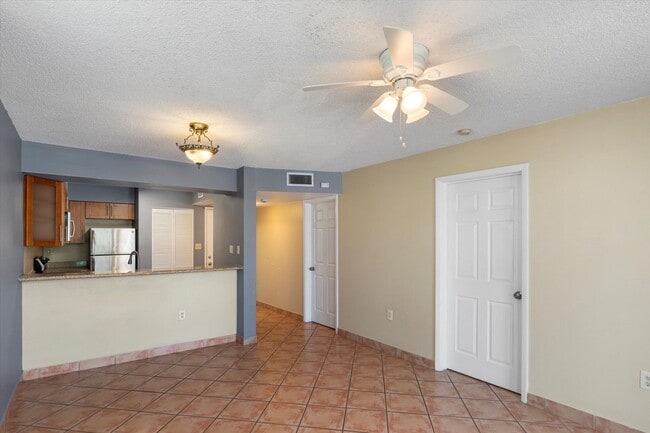 Building Photo - 2 Bedroom 2 bathroom condo available!