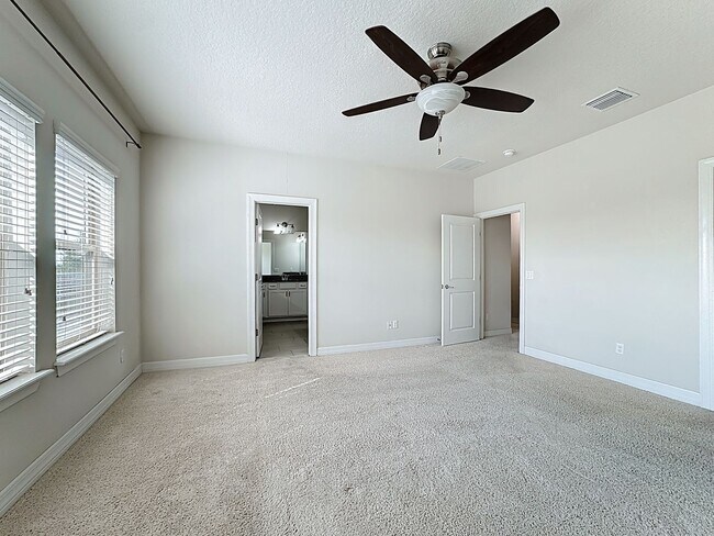 Building Photo - Executive Home with 5 bedrooms / four 1/2 ...