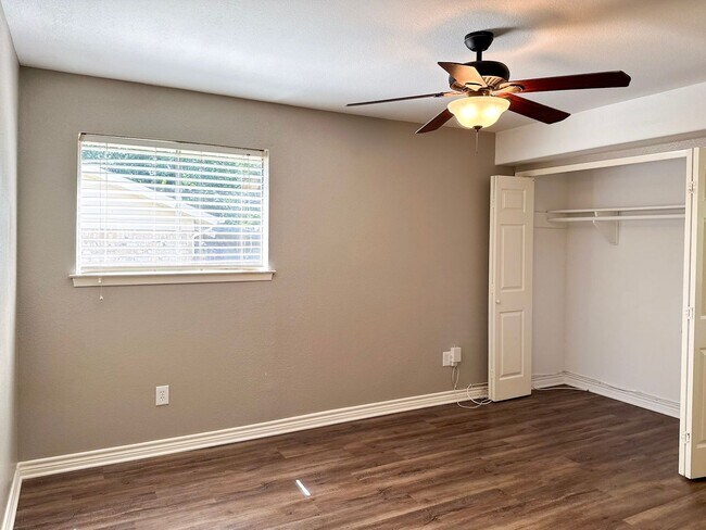 Building Photo - 3 Bedroom / 2 Bath / 2 Car Garage