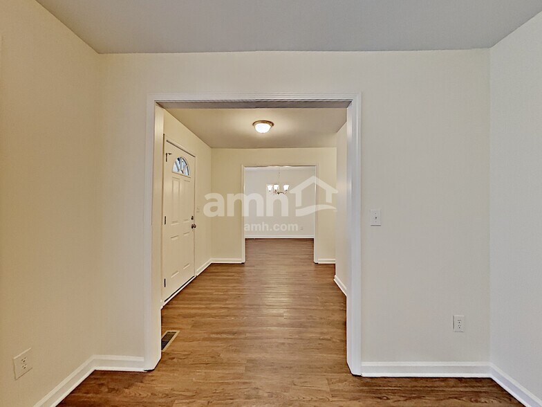Building Photo - 204 Bates Ct
