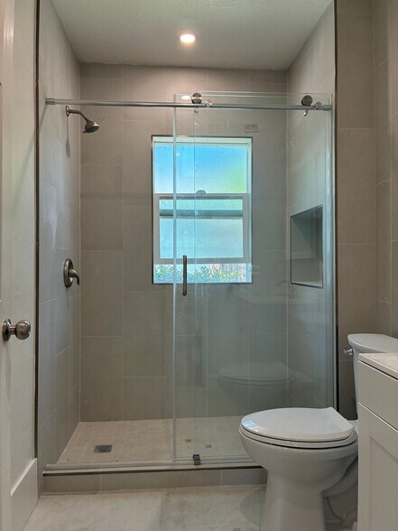 Building Photo - 877 Villa Ave