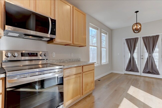 Building Photo - Stunning 5-Bedroom Home in Desirable McKay Landing – Available Now!