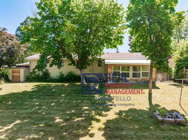 Building Photo - 5 Bedroom Home - University Area - Must See - Pet (dog) Negotiable