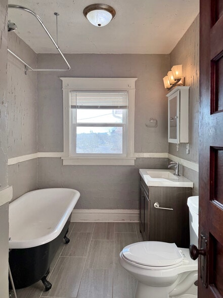 Building Photo - 3836 Wyandotte St