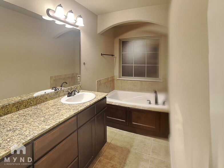 Building Photo - 1020 Tarah Knolls Cir