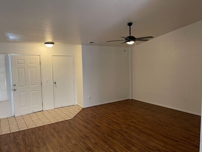 Building Photo - Turlock 2 Bedroom 2 Bath with Garage Triplex