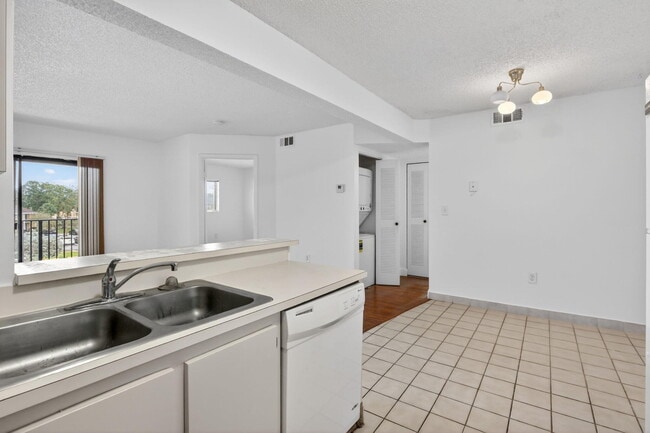 Building Photo - 300 Palm Cir W
