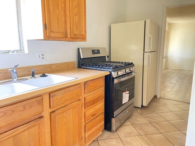Building Photo - Cozy 3 Bedroom and 1 Bathroom in a good ar...