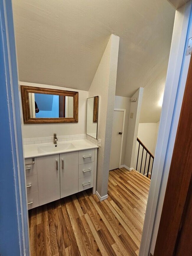 Building Photo - Unique FREESTANDING 2 Bed/ 1.5 Bath Townhome in Mountain View