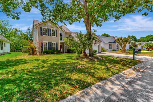 Building Photo - Charming Charleston National Home