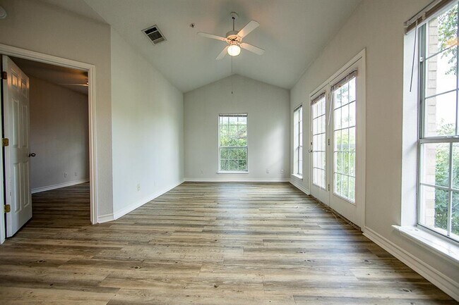 Building Photo - 2204 San Gabriel St