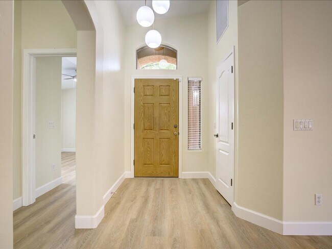 Building Photo - 3 Bedroom 2 Bathroom