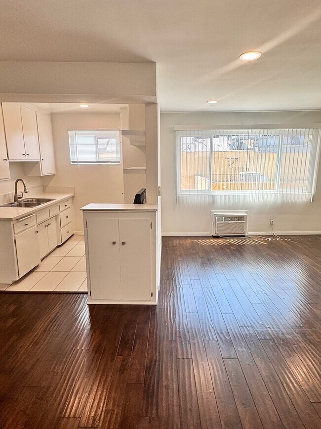 Primary Photo - 1130 N Laurel Ave
