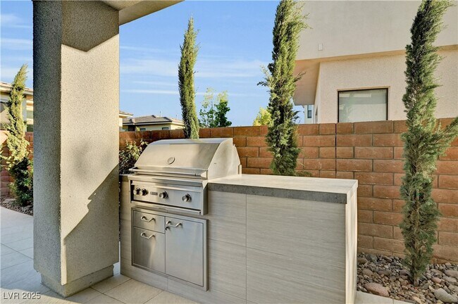 Building Photo - 68 Grey Feather Dr