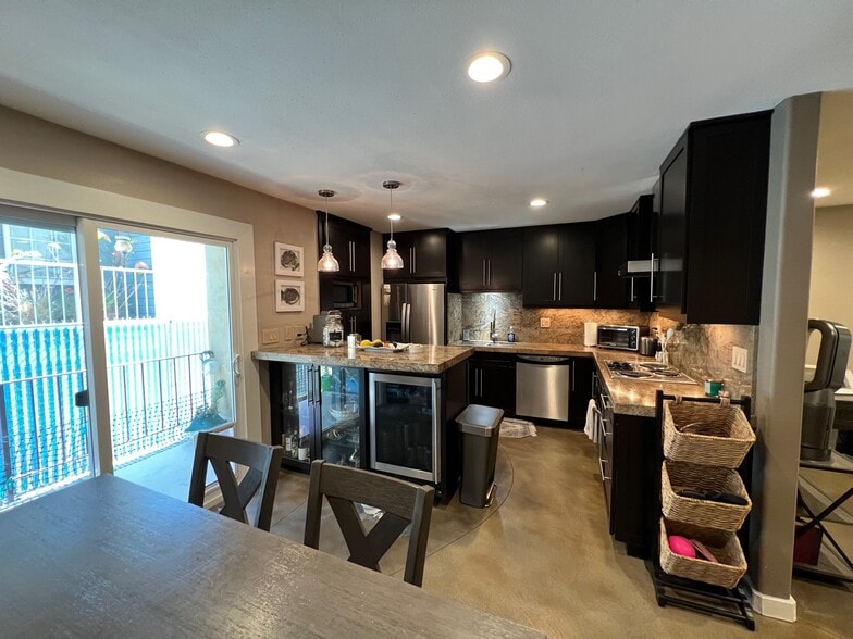 kitchen - 333 Newport Ave