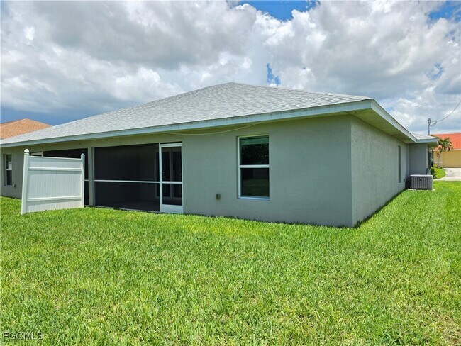 Building Photo - 2020 SW 15th Pl
