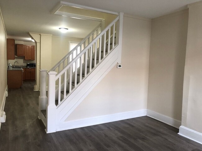 Building Photo - Fantastic 2 Bedroom/2 Bath Home! Recently Renovated Kitchen & Baths!