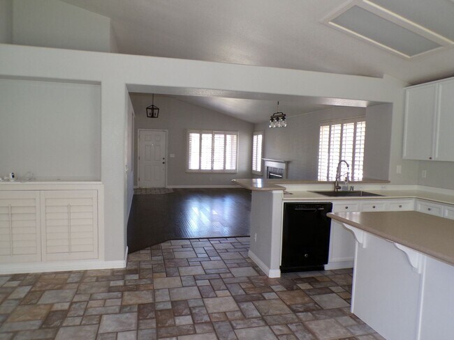 Building Photo - Beautiful East Modesto Home located in Sylvan School District