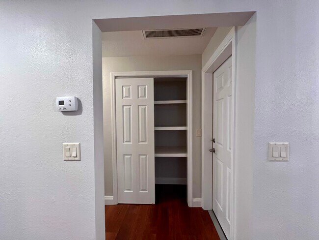 Building Photo - 1858 Oak Park Dr S