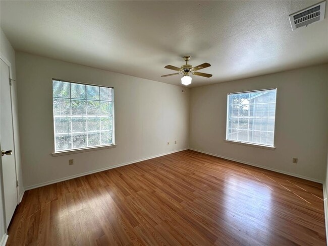 Building Photo - 2203 Creekside Ln