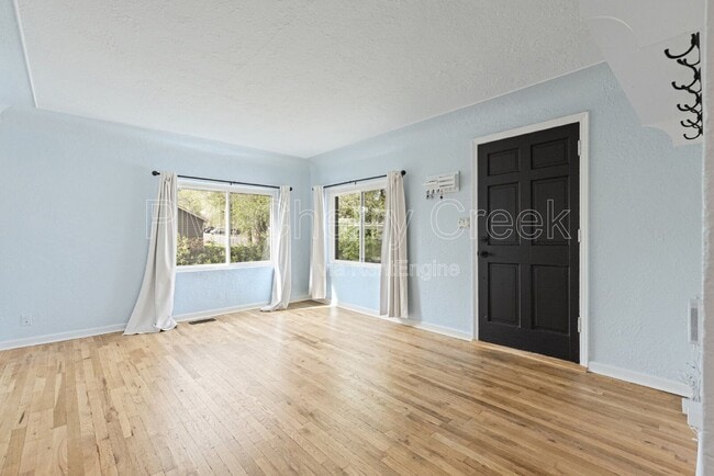 Building Photo - 156 S Newton St