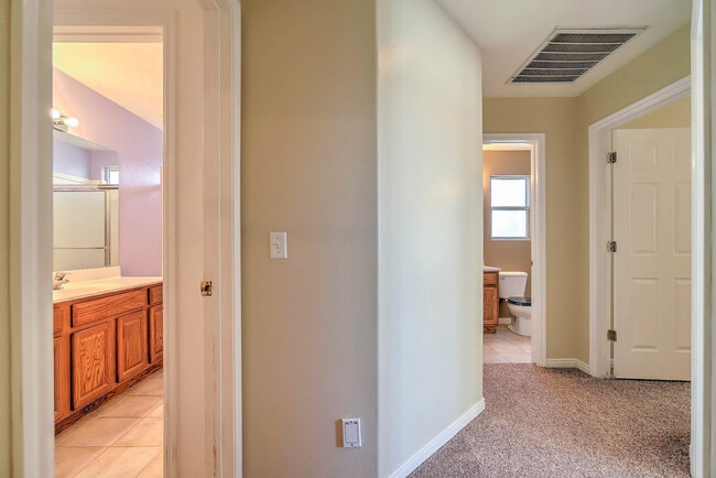 Building Photo - Beautiful Home in Green Valley