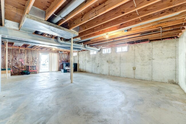 Building Photo - Spacious Parkway South Home with Walk-Out Basement & Large Backyard